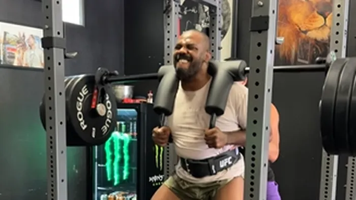 Geri Döndü! Jones’un 240 kg Squat Kolay Bir Şekilde yaptı. / MMA Haberleri