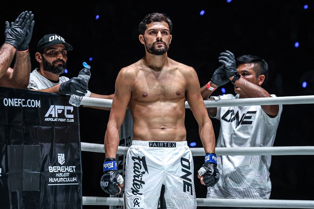 Ali Kelat ONE’da Durdurulamıyor! 4. Maç, 4. Galibiyet ve Bonus Ödülü